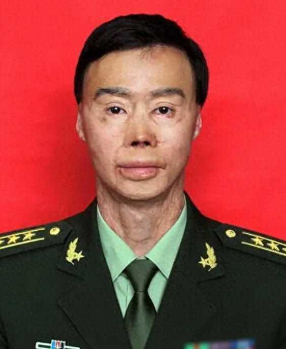 1995年，一个解放军男孩坐公交车回部队。途中车没油了