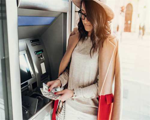 德国玩家打扮成壶男玩老游戏《掘地求升》，最后身心俱疲